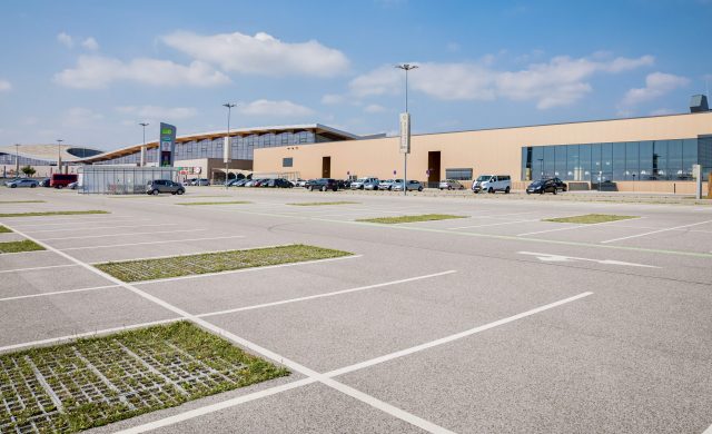 Ein Einkaufszentrum mit riesigem Parkplatz